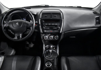 Подержанный автомобиль Peugeot 4008 2012 года (14 фото)