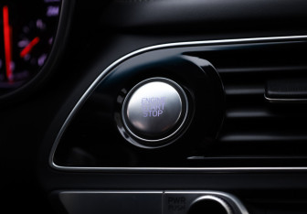 Подержанный автомобиль Genesis G70 2019 года (16 фото)