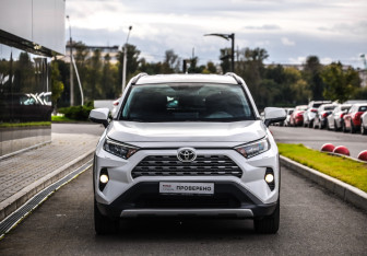 Подержанный автомобиль Toyota RAV4 2022 года (4 фото)