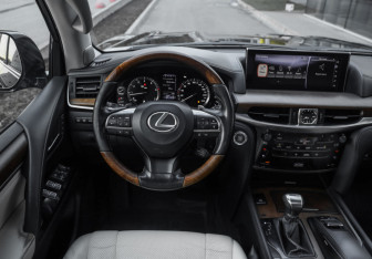Подержанный автомобиль Lexus LX 2016 года (14 фото)