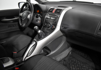 Подержанный автомобиль Toyota Auris Hatchback 2008 года (13 фото)