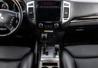 Подержанный автомобиль Mitsubishi Pajero 2019 года (13 фото)
