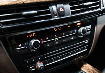Подержанный автомобиль BMW X5 2017 года (25 фото)