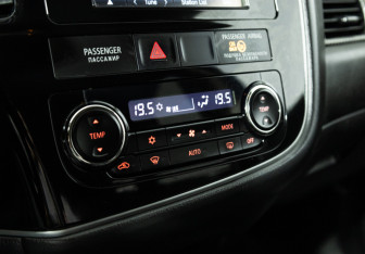 Подержанный автомобиль Mitsubishi Outlander 2015 года (16 фото)