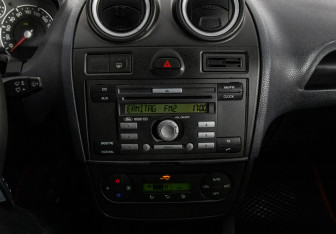 Подержанный автомобиль Ford Fiesta Hatchback 2007 года (14 фото)