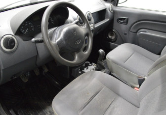 Подержанный автомобиль Renault Logan Sedan 2008 года (10 фото)