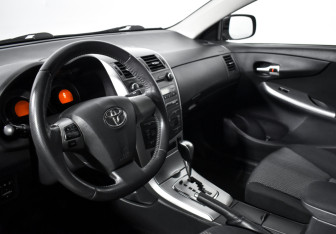 Подержанный автомобиль Toyota Corolla Sedan 2011 года (9 фото)