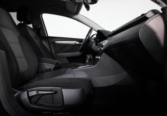 Подержанный автомобиль Volkswagen Passat Sedan 2012 года (21 фото)