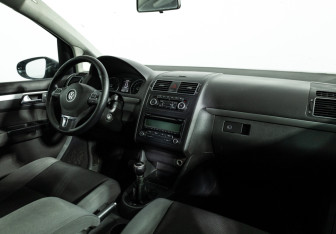 Подержанный автомобиль Volkswagen Touran 2010 года (9 фото)