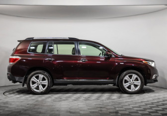 Подержанный автомобиль Toyota Highlander 2011 года (4 фото)