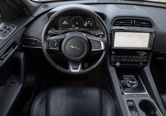 Подержанный автомобиль Jaguar F-Pace 2016 года (11 фото)