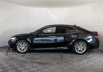 Подержанный автомобиль Toyota Camry Sedan 2018 года (8 фото)