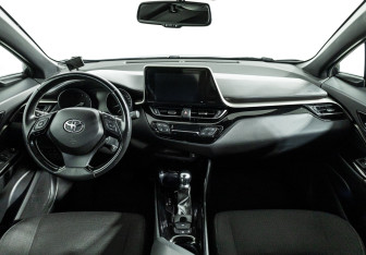 Подержанный автомобиль Toyota C-HR 2019 года (13 фото)