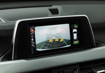 Подержанный автомобиль BMW X1 2015 года (19 фото)