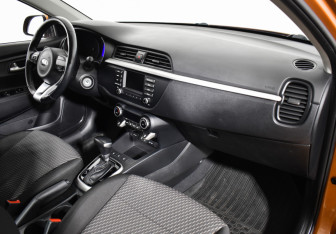 Подержанный автомобиль Kia Rio Sedan 2017 года (12 фото)