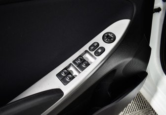 Подержанный автомобиль Hyundai Solaris Hatchback 2015 года (12 фото)