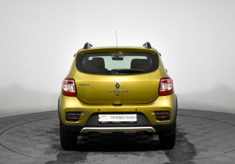 Подержанный автомобиль Renault Sandero 2016 года (6 фото)