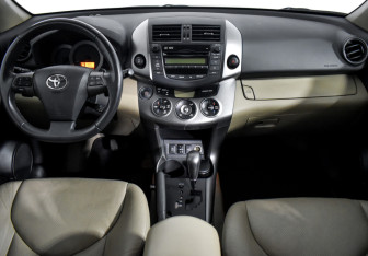 Подержанный автомобиль Toyota RAV4 2011 года (15 фото)