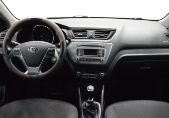 Подержанный автомобиль Kia Rio Sedan 2016 года (13 фото)