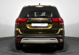 Подержанный автомобиль Mitsubishi Outlander 2019 года (6 фото)