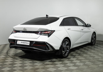 Подержанный автомобиль Hyundai Elantra Sedan 2023 года (5 фото)