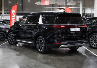 Подержанный автомобиль Kia Carnival 2020 года (10 фото)