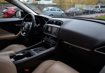 Подержанный автомобиль Jaguar F-Pace 2017 года (10 фото)