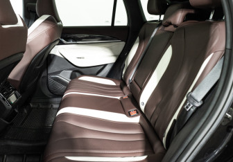 Подержанный автомобиль Geely Monjaro 2023 года (10 фото)