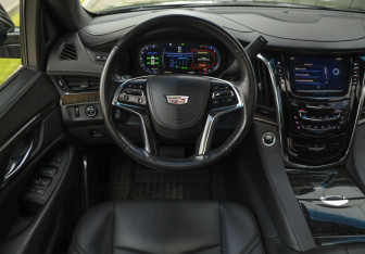 Подержанный автомобиль Cadillac Escalade Suv 2016 года (12 фото)