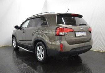 Подержанный автомобиль Kia Sorento 2015 года (7 фото)