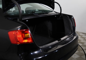 Подержанный автомобиль Volkswagen Jetta Sedan 2012 года (19 фото)