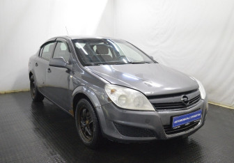Подержанный автомобиль Opel Astra Sedan 2011 года (3 фото)
