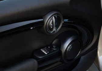 Подержанный автомобиль MINI Hatch 2020 года (14 фото)