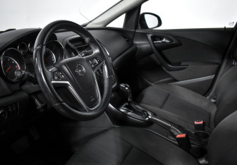 Подержанный автомобиль Opel Astra Hatchback 2012 года (9 фото)