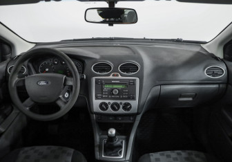 Подержанный автомобиль Ford Focus Sedan 2006 года (10 фото)
