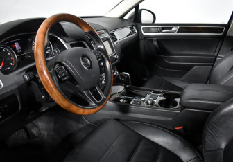Подержанный автомобиль Volkswagen Touareg 2015 года (9 фото)