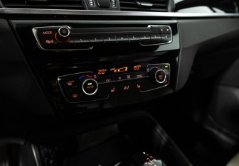 Подержанный автомобиль BMW X1 2015 года (18 фото)
