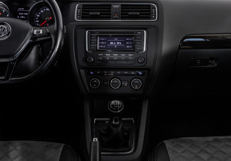 Подержанный автомобиль Volkswagen Jetta Sedan 2015 года (12 фото)