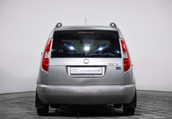 Подержанный автомобиль Skoda Roomster 2008 года (6 фото)