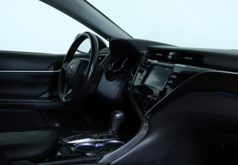 Подержанный автомобиль Toyota Camry Sedan 2019 года (10 фото)
