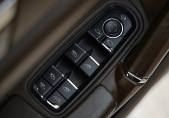 Подержанный автомобиль Porsche Cayenne 2015 года (28 фото)