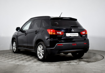 Подержанный автомобиль Mitsubishi ASX 2011 года (7 фото)