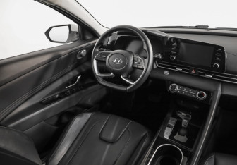 Подержанный автомобиль Hyundai Elantra Sedan 2023 года (9 фото)