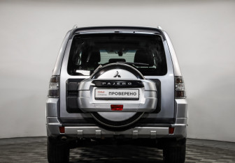 Подержанный автомобиль Mitsubishi Pajero 2011 года (6 фото)