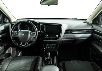 Подержанный автомобиль Mitsubishi Outlander 2020 года (13 фото)