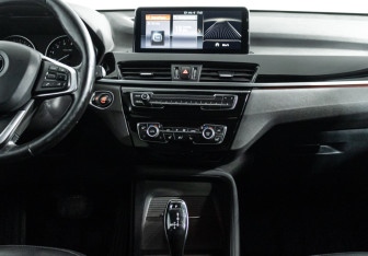 Подержанный автомобиль BMW X1 2017 года (14 фото)