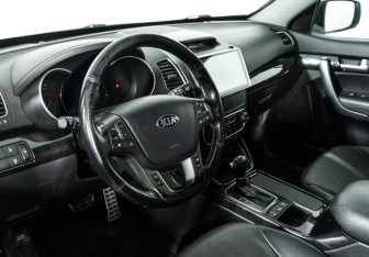 Подержанный автомобиль Kia Sorento 2015 года (11 фото)