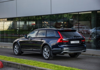 Подержанный автомобиль Volvo V90 Cross Country 2017 года (8 фото)