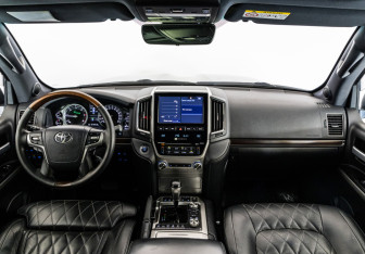 Подержанный автомобиль Toyota Land Cruiser Suv 2017 года (10 фото)