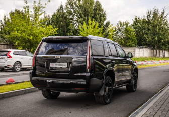 Подержанный автомобиль Cadillac Escalade Suv 2016 года (6 фото)